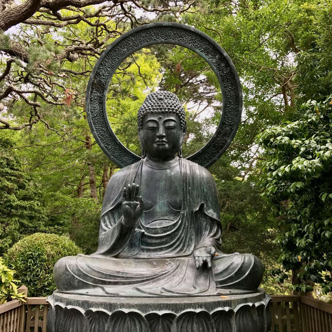 A magnificent 3.2-meter-tall bronze Buddha statue representing Siddhartha Gautama, the founder of Buddhism. This ancient statue, weighing 1,360 kilograms, was originally cast in Japan in 1790 and now resides in Golden Gate Park, San Francisco.