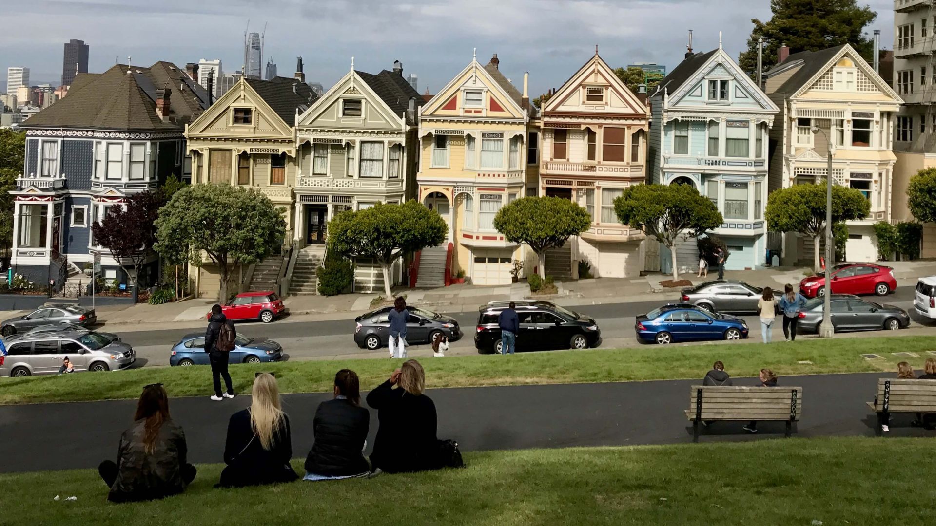 Iconic Painted Ladies, Victorian Houses on Steiner Street, Alamo Square, San Francisco, with Modern Downtown Skyline in the Distance.